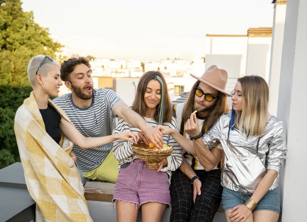 Amigos comparten juntos